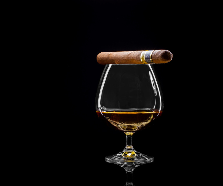 Cognac swivel with golden alcohol and cigar